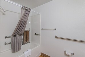 Duschwanne, Handtücher, Seife, Toilettenpapier