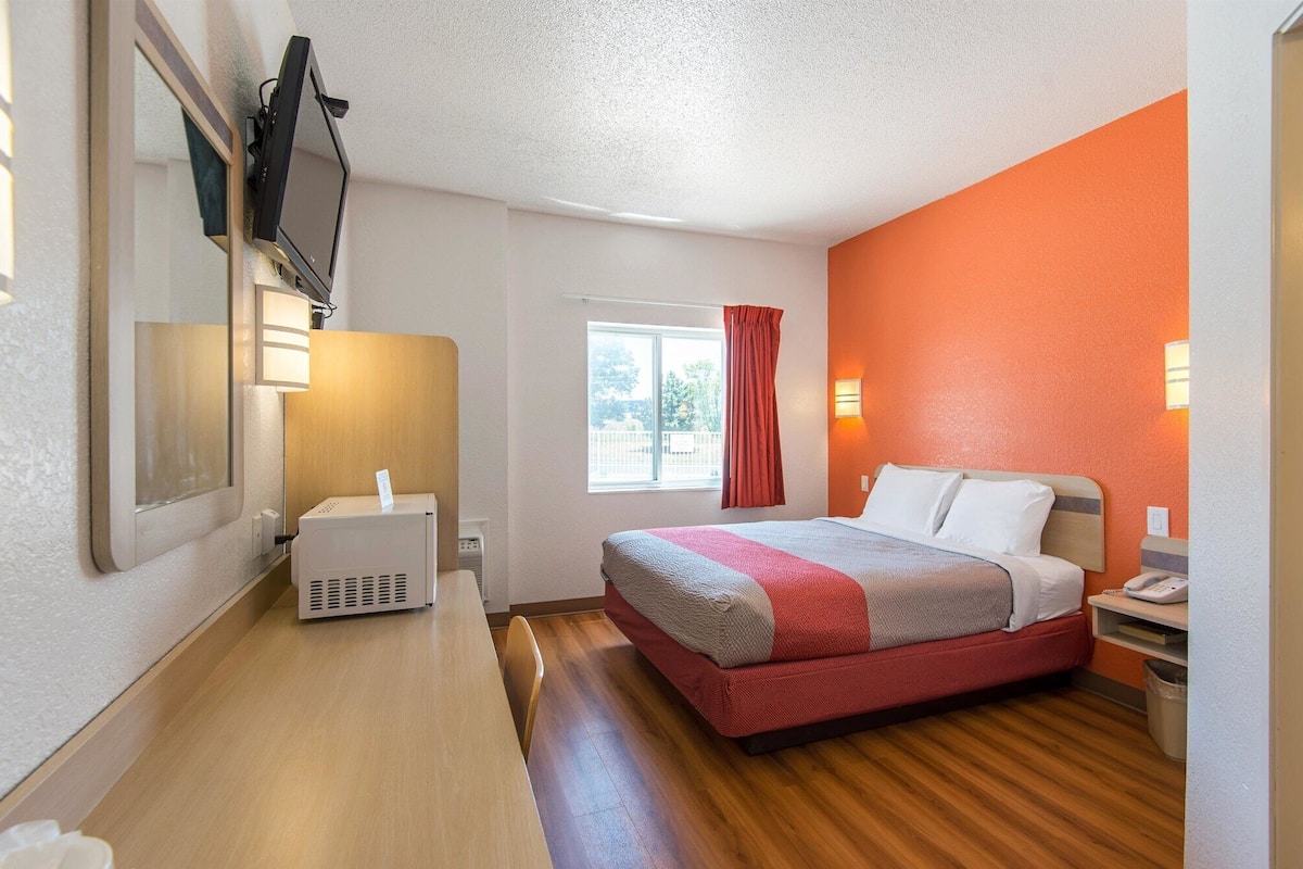 Individually furnished, desk, blackout curtains, free WiFi