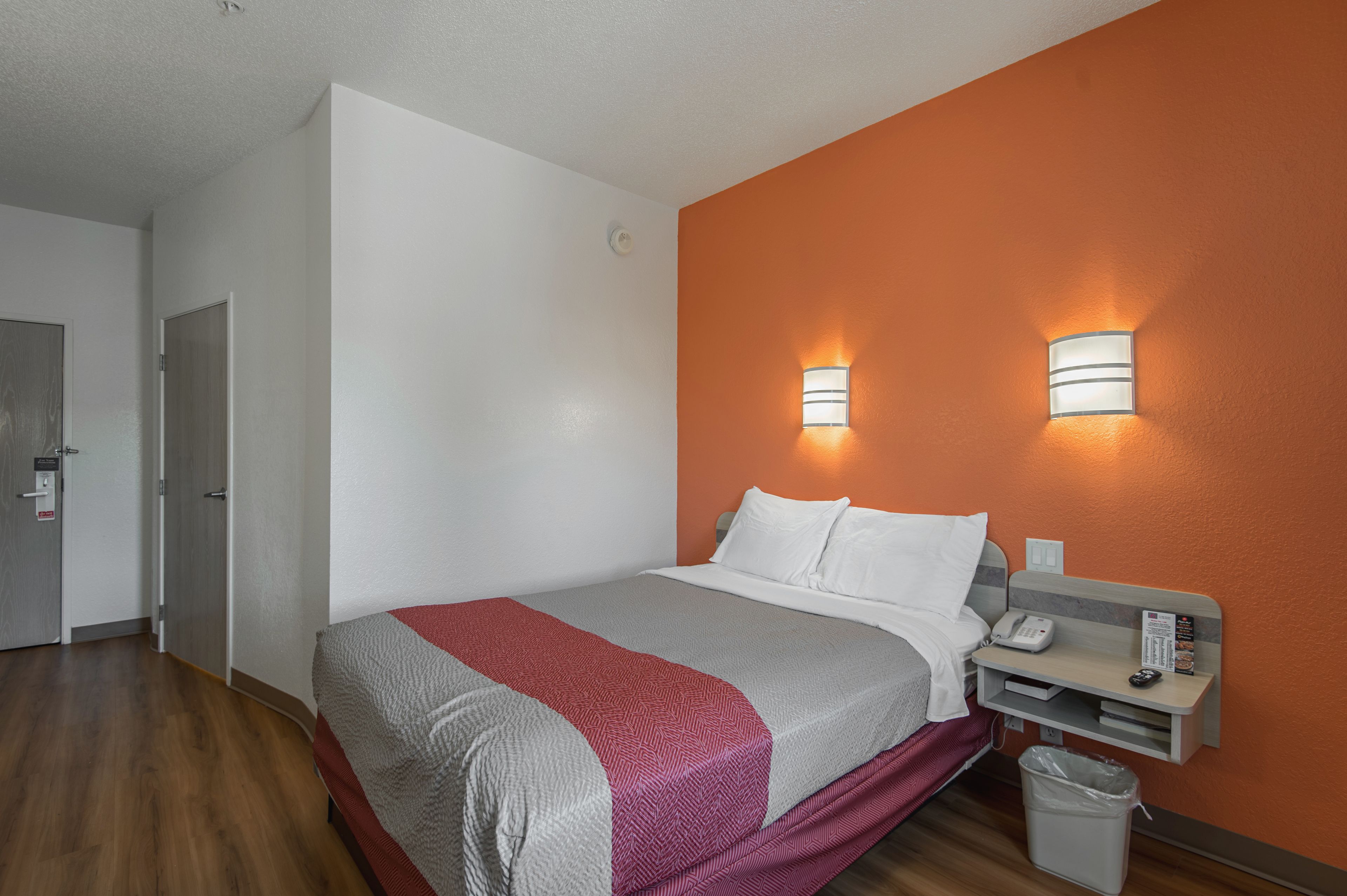 标准房, 1 张大床, 无障碍, 冰箱和微波炉 | 特色家居、办公桌、遮光窗帘、免费 WiFi