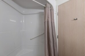 Combined shower/tub, towels, soap, toilet paper
