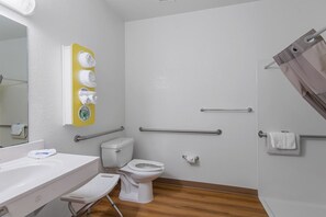 Bañera con ducha, toallas, jabón, papel higiénico