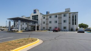 Parking - Motel 6 Junction City, KS (Junction City)