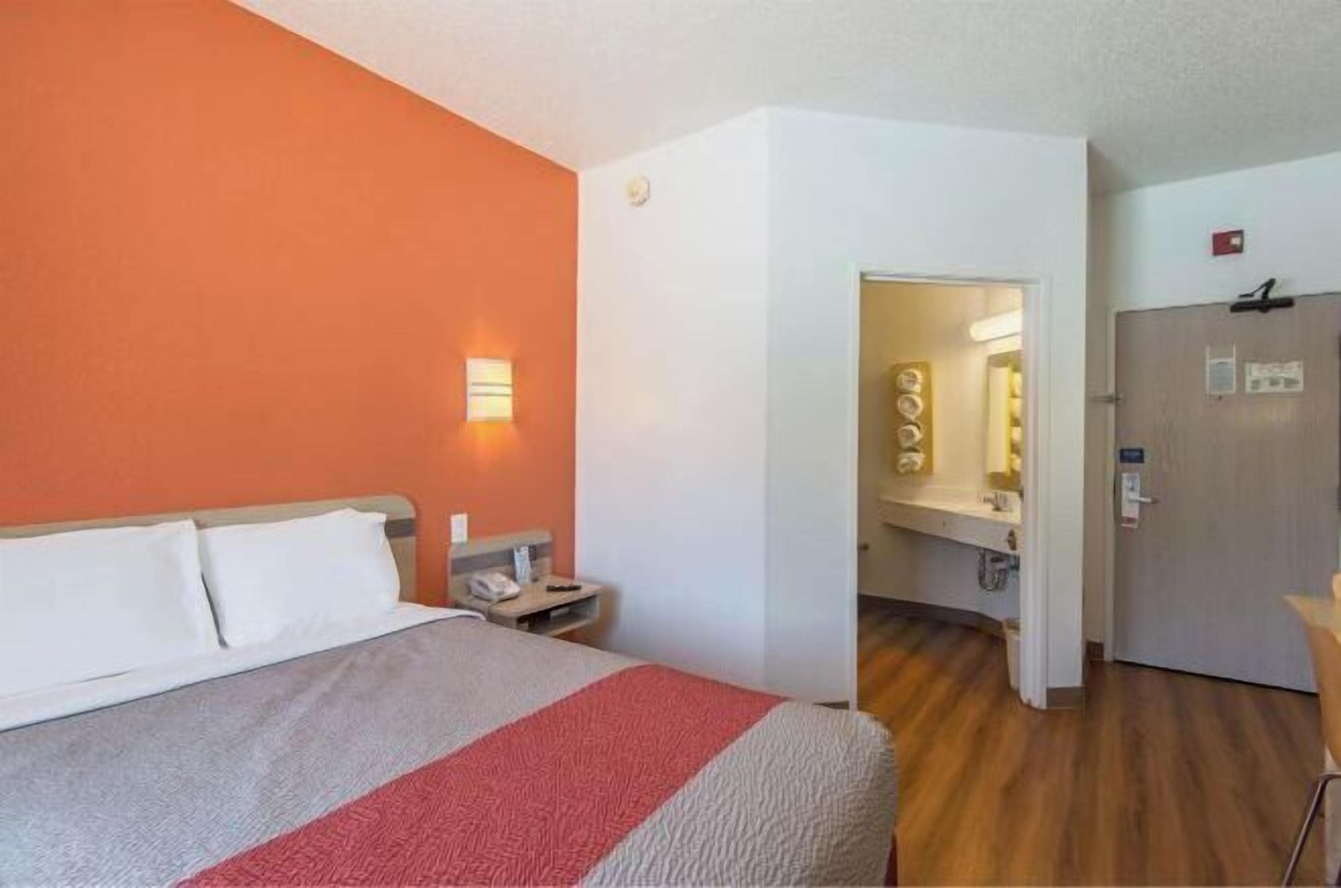 Individually furnished, desk, blackout curtains, free WiFi