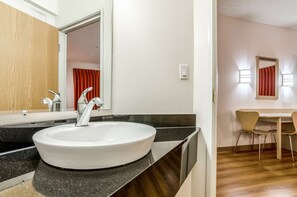Combined shower/bathtub, towels - Motel 6 Kearney, NE (Kearney)