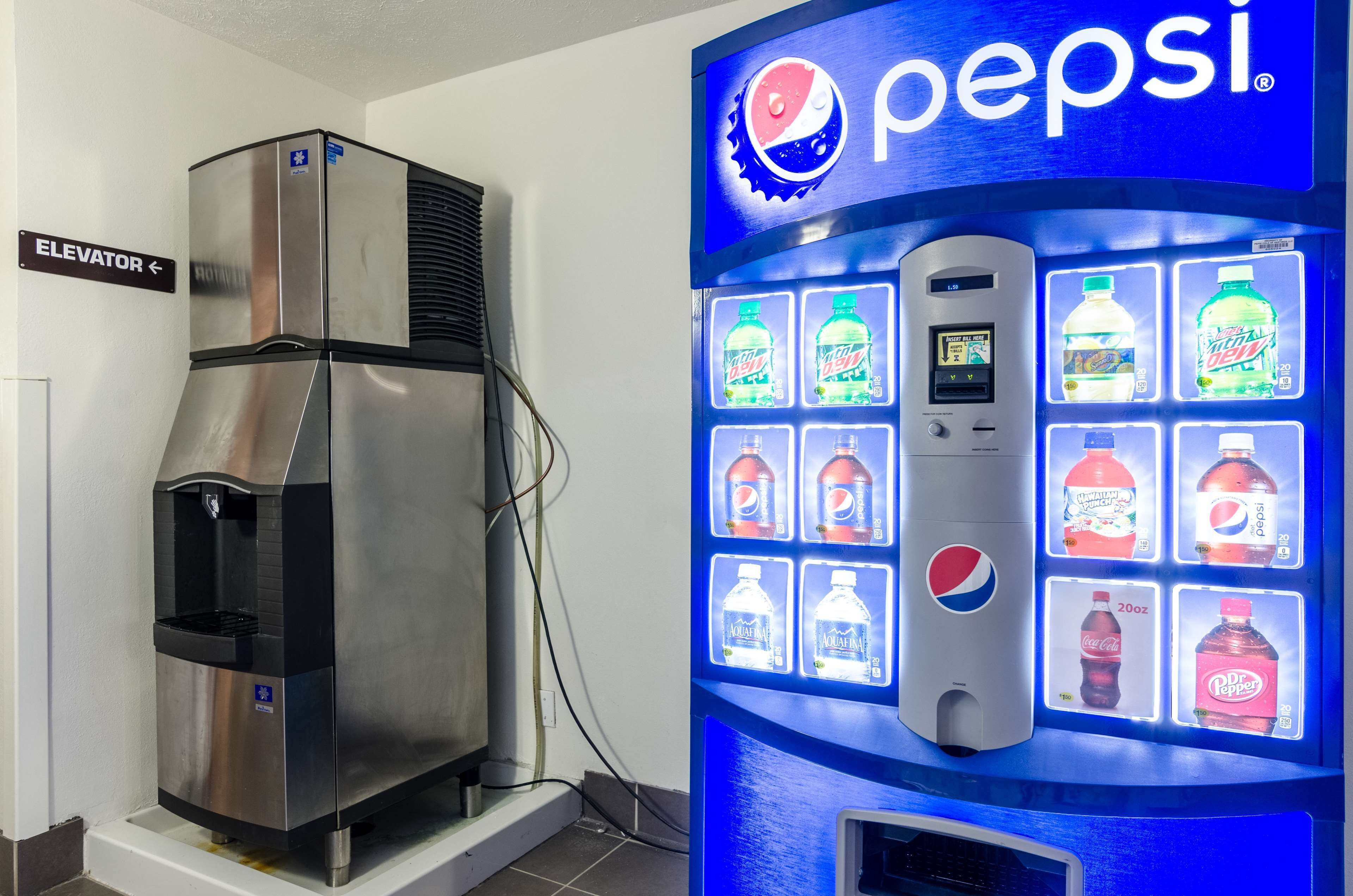 Máquina expendedora con el logotipo de Pepsi y diferentes opciones de bebidas.
