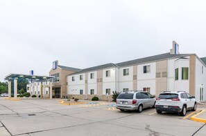 Front of property - Motel 6 Kearney, NE (Kearney)