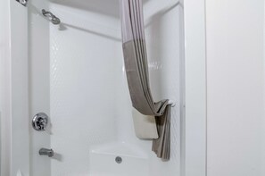 Combined shower/tub, towels