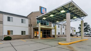 A motel with a covered entrance, a parking lot, and a sign indicating it is a Motel 6. - Motel 6 Kearney, NE (Kearney)