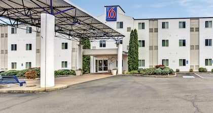 Motel 6 Roseburg, OR