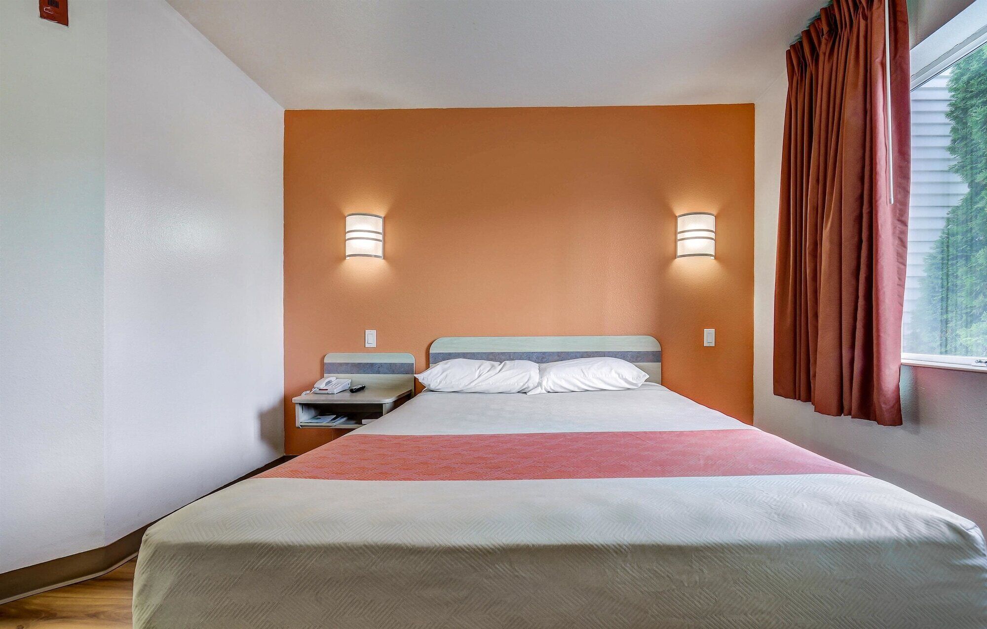 Bügeleisen/Bügelbrett, kostenloses WLAN, Bettwäsche, Wecker