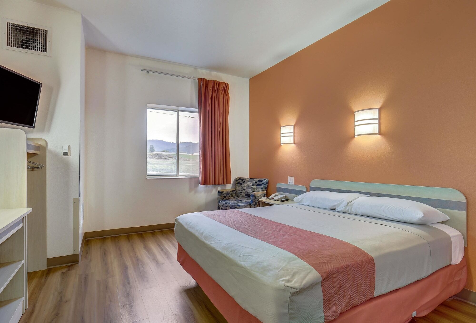 Bügeleisen/Bügelbrett, kostenloses WLAN, Bettwäsche, Wecker