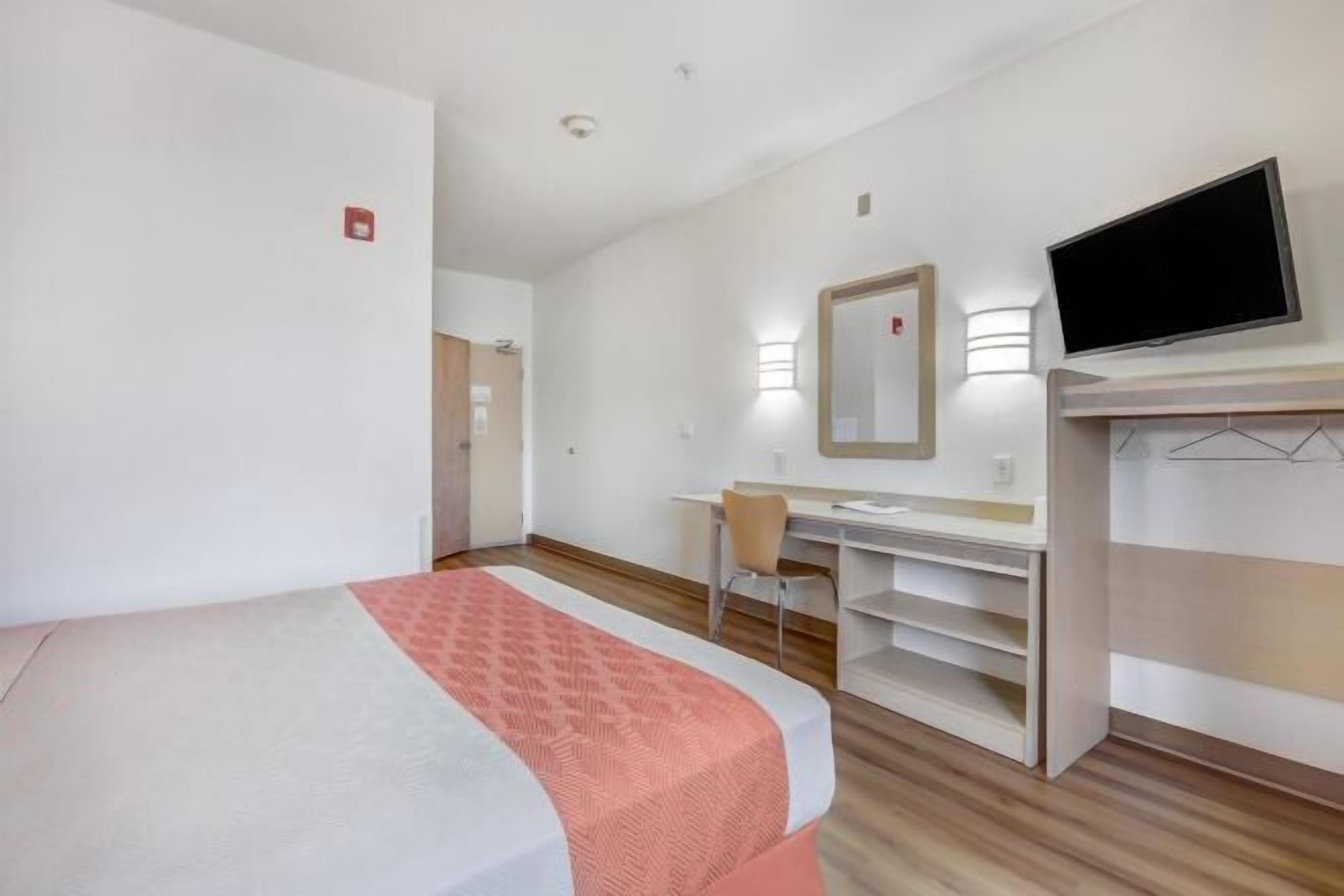 Seterika/papan seterika, Wi-fi percuma, cadar katil, jam penggera 