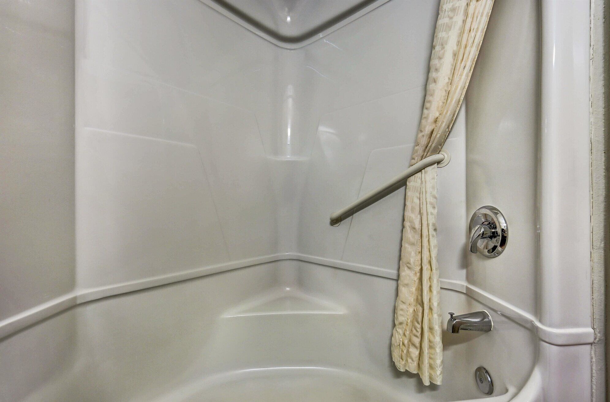 Combined shower/tub, hair dryer, towels