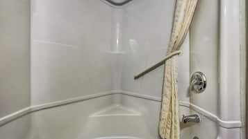 Combined shower/bathtub, hair dryer, towels
