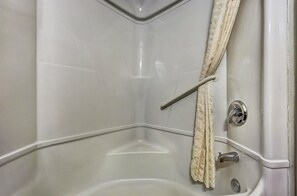 Bañera con ducha, secador de pelo, toallas