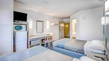 Quarto standard, 2 camas de casal, para não fumantes | Escrivaninha, Wi-Fi de cortesia, roupa de cama, despertadores