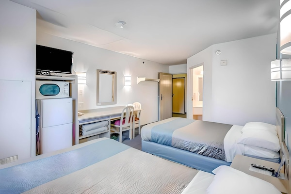 Habitación estándar, 2 camas matrimoniales, para no fumadores | Escritorio, wifi gratis, ropa de cama y despertador