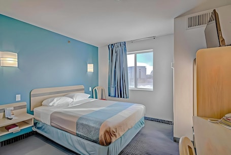 办公桌、免费 WiFi、床单、闹钟