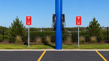 Electric vehicle charging station