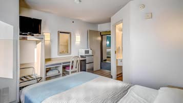 Escritorio, wifi gratis, ropa de cama y despertador
