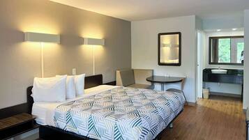 書桌、免費無線上網、床單