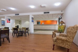 Breakfast area - Motel 6 Newnan, GA (Newnan)