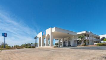 Vista frontal de la propiedad