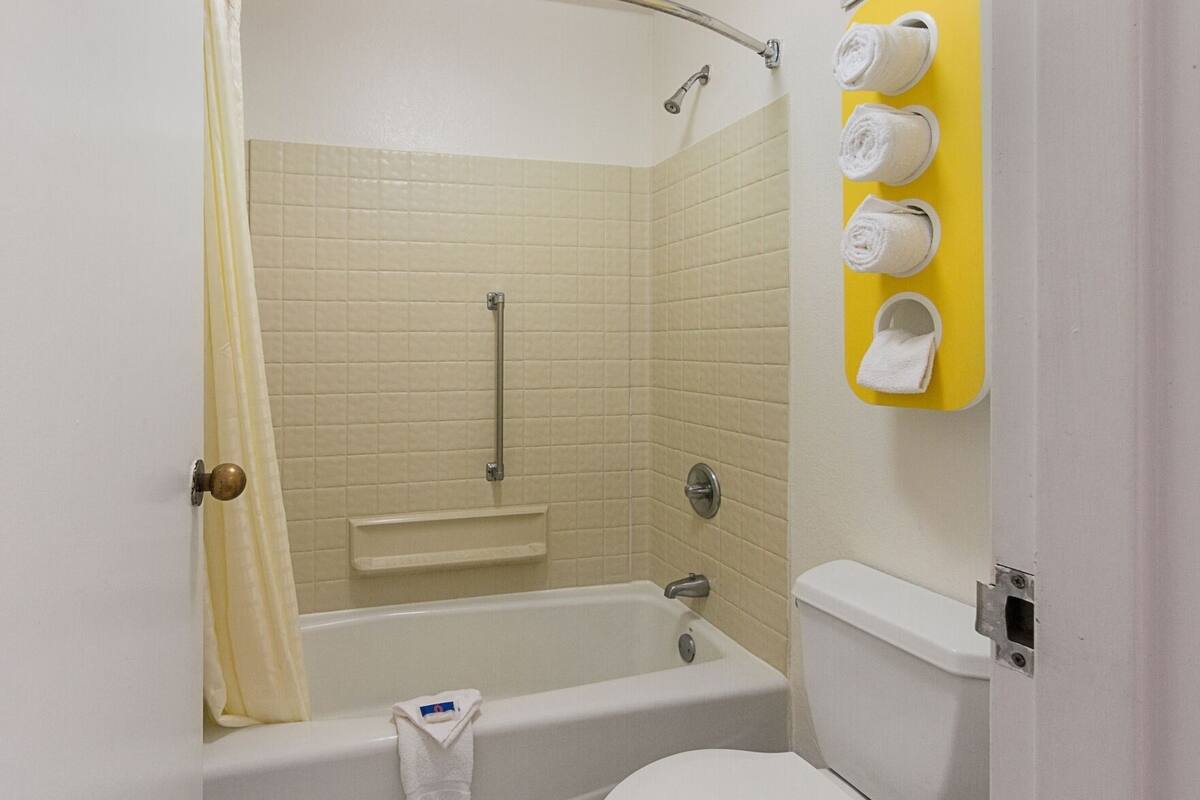 Bathroom | Combined shower/tub, towels