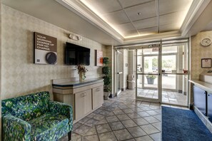 Lobby sitting area - Motel 6 Medina, OH - Cleveland (Medina)
