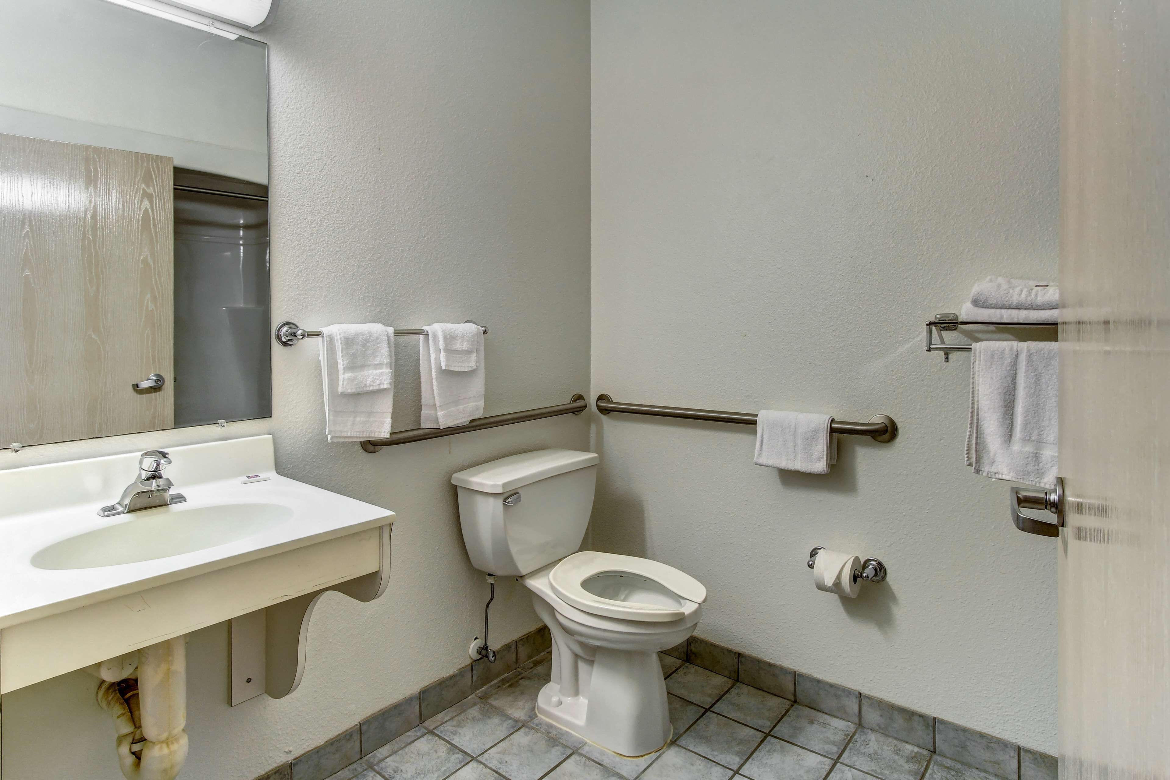 Combined shower/bathtub, towels