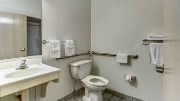 Combined shower/bathtub, towels