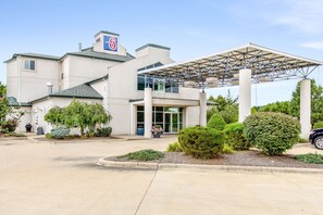 Property entrance - Motel 6 Medina, OH - Cleveland (Medina)