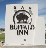 Un letrero para Buffalo Inn con una silueta de búfalo y tres luces encima.