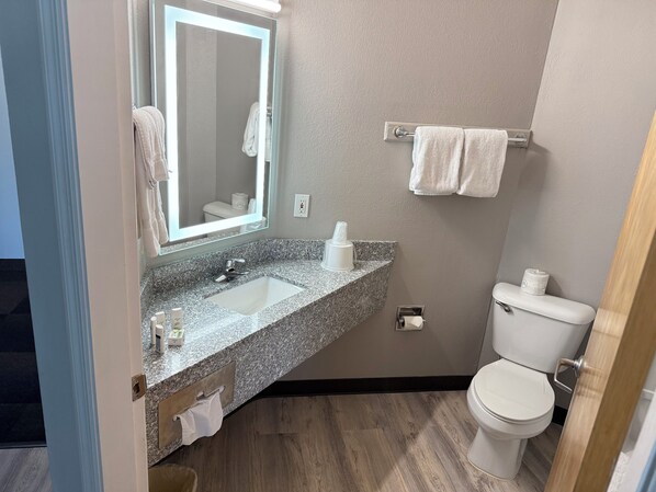Habitación, 2 camas matrimoniales, para no fumadores | Baño | Tina con regadera, amenidades de baño gratuitas, toallas 