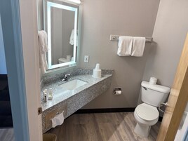 Habitación, 2 camas dobles, no fumadores | Baño | Ducha y bañera combinadas y artículos de higiene personal gratuitos