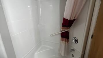 Bañera con ducha, artículos de tocador gratuitos, toallas