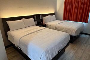 Habitación, 2 camas dobles, no fumadores | 1 dormitorio, ropa de cama de alta calidad, escritorio y cortinas opacas