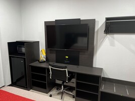 客房, 1 张大床, 无烟房 | 1 多间卧室、高档床上用品、办公桌、遮光窗帘