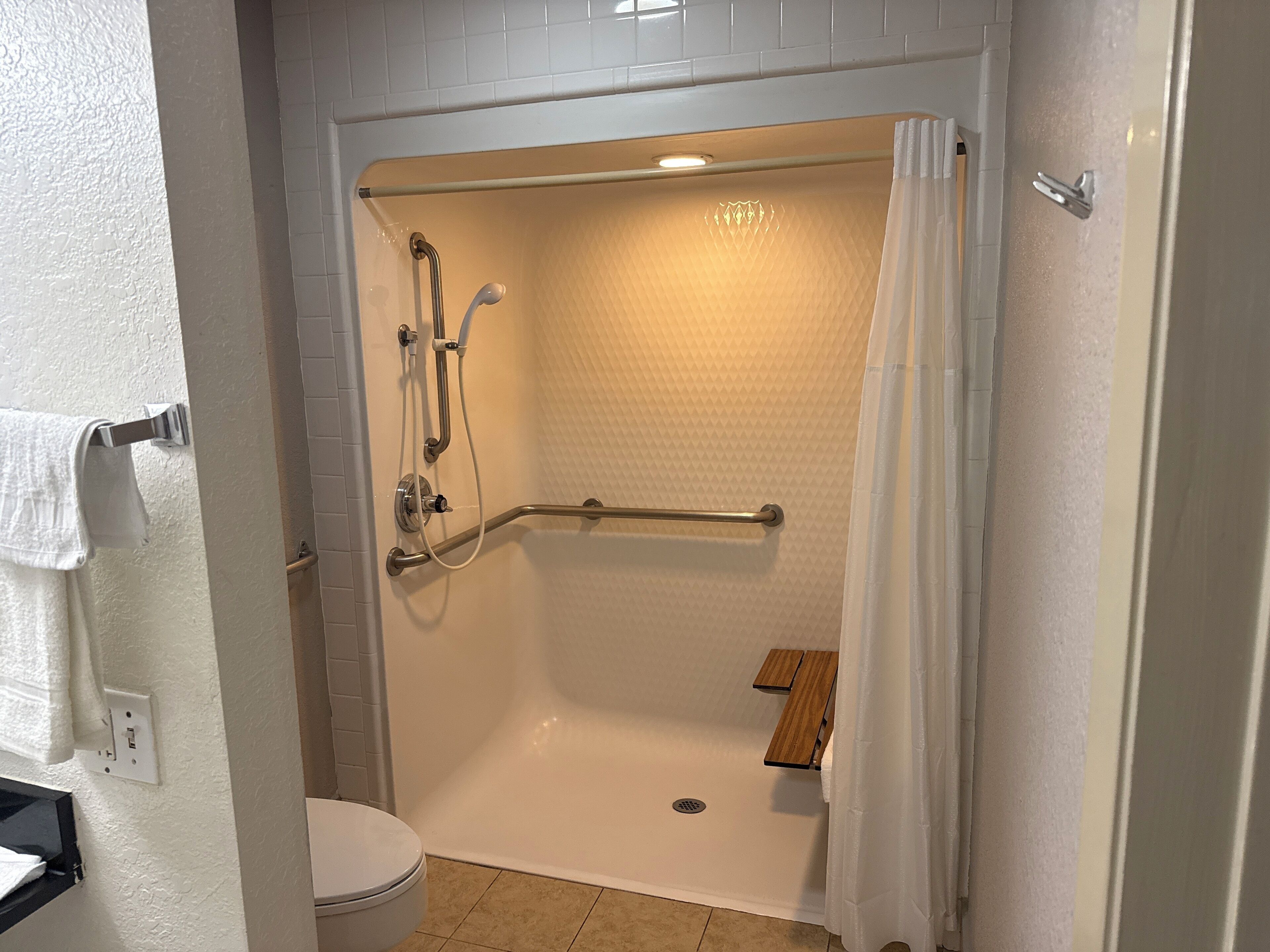 Dusche, Haartrockner, Handtücher