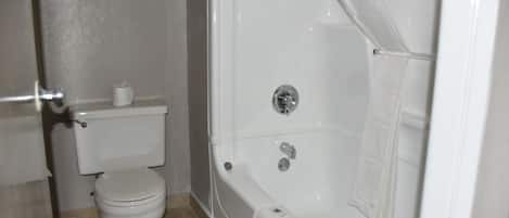 Chambre Deluxe, 1 lit double, non-fumeur, cuisinette | Salle de bain | Douche, séchoir à cheveux, serviettes fournies