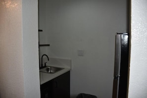 Deluxe Room, 1 Double Bed, Non Smoking, Kitchenette | Private kitchen - Studio 6 Grand Prairie, TX (Grand Prairie)