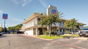A hotel with a sign indicating 'Studio 6 Extended Stay'. - Studio 6 Grand Prairie, TX (Grand Prairie)