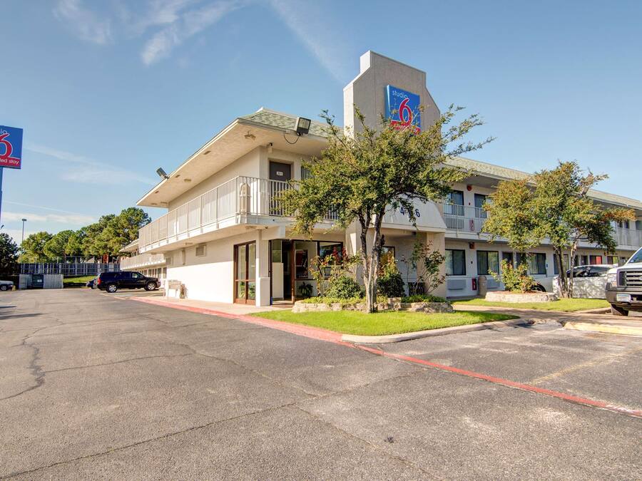 Un hotel con un cartello che indica 'Studio 6 Extended Stay'.