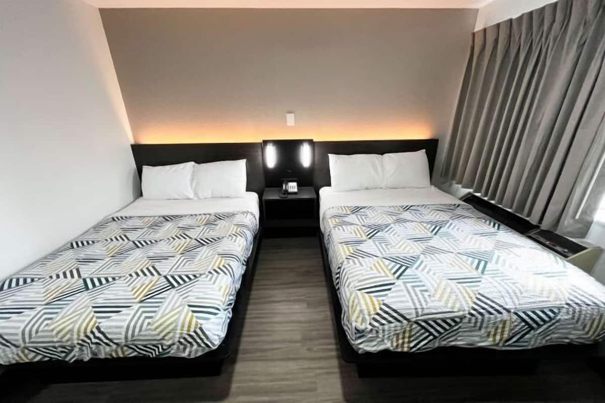 Cortinas opacas, wifi gratis, ropa de cama