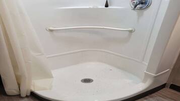 Ensemble douche/baignoire, articles de toilette gratuits