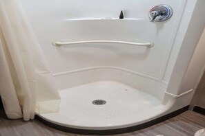 Kombinasi shower/bathtub dan handuk