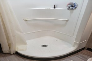 Combined shower/tub, towels