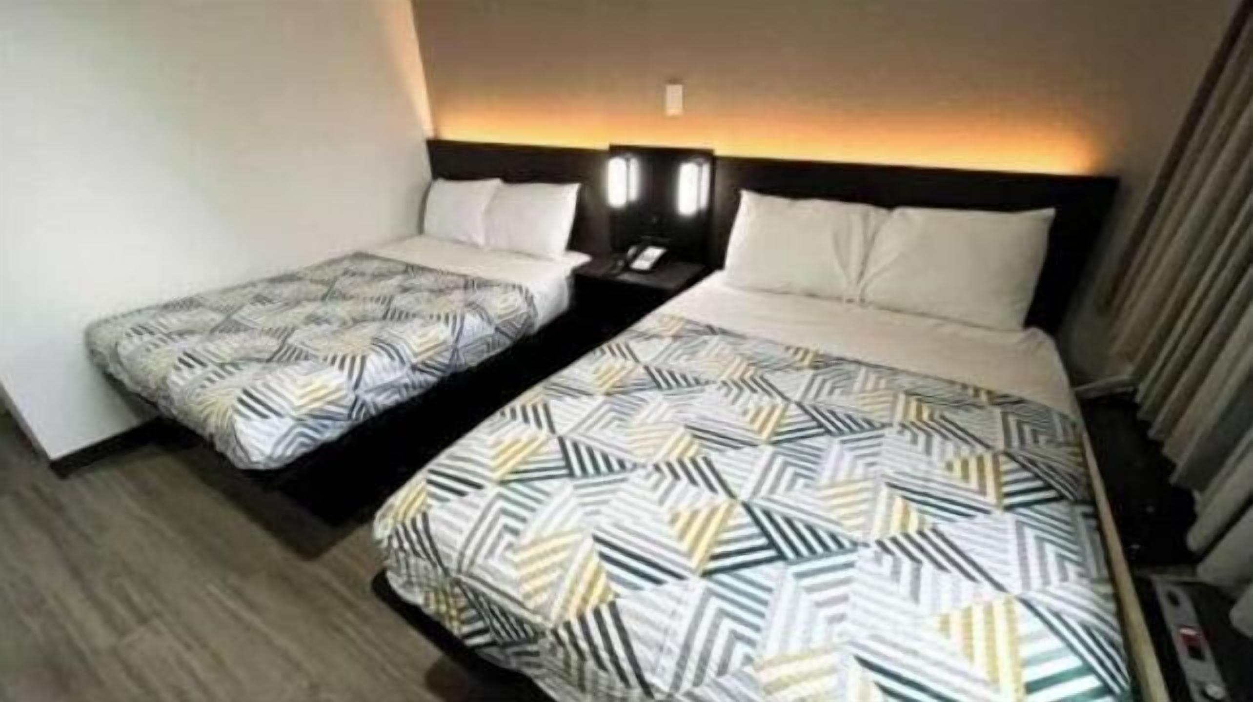 Cortinas opacas, wifi gratis, ropa de cama