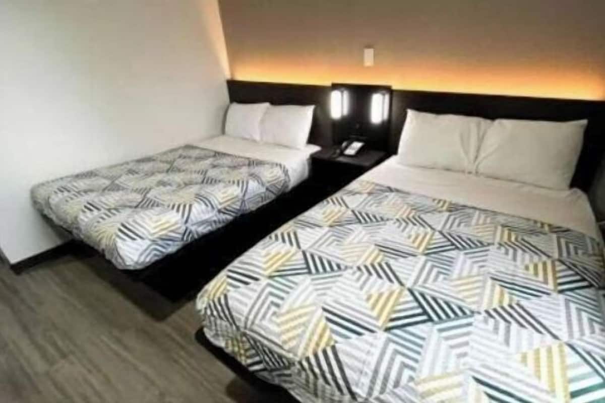 Cortinas opacas, wifi gratis, ropa de cama