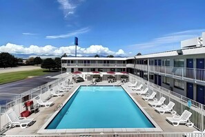 Seasonal outdoor pool - Econo Lodge Midvale (Midvale)